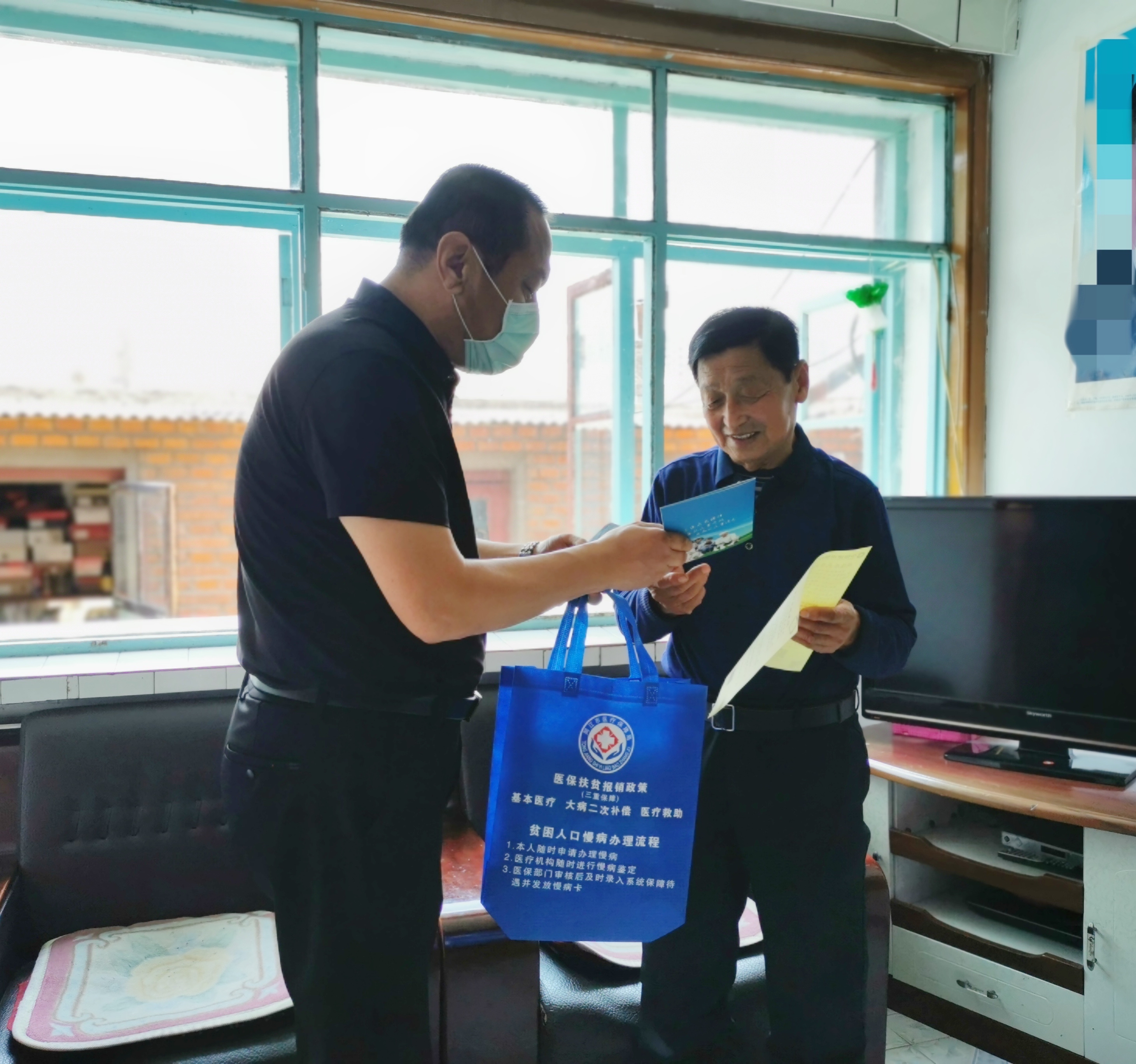 同江市醫(yī)保人員為貧困戶現(xiàn)場(chǎng)講解扶貧政策 同江市醫(yī)保人員為貧困戶現(xiàn)場(chǎng)講解扶貧政策